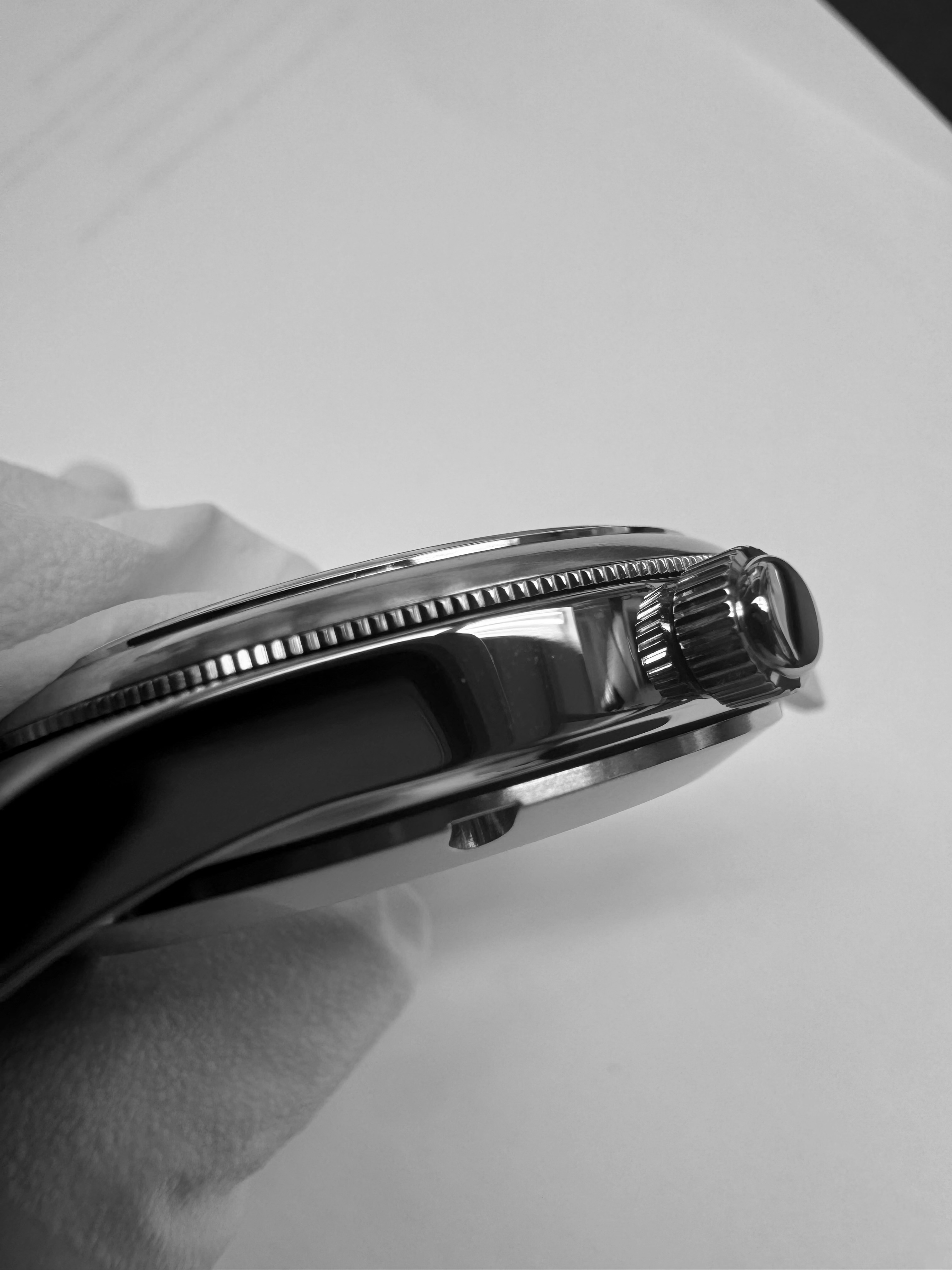 37mm / polished + brushed / Coined edge bezel
