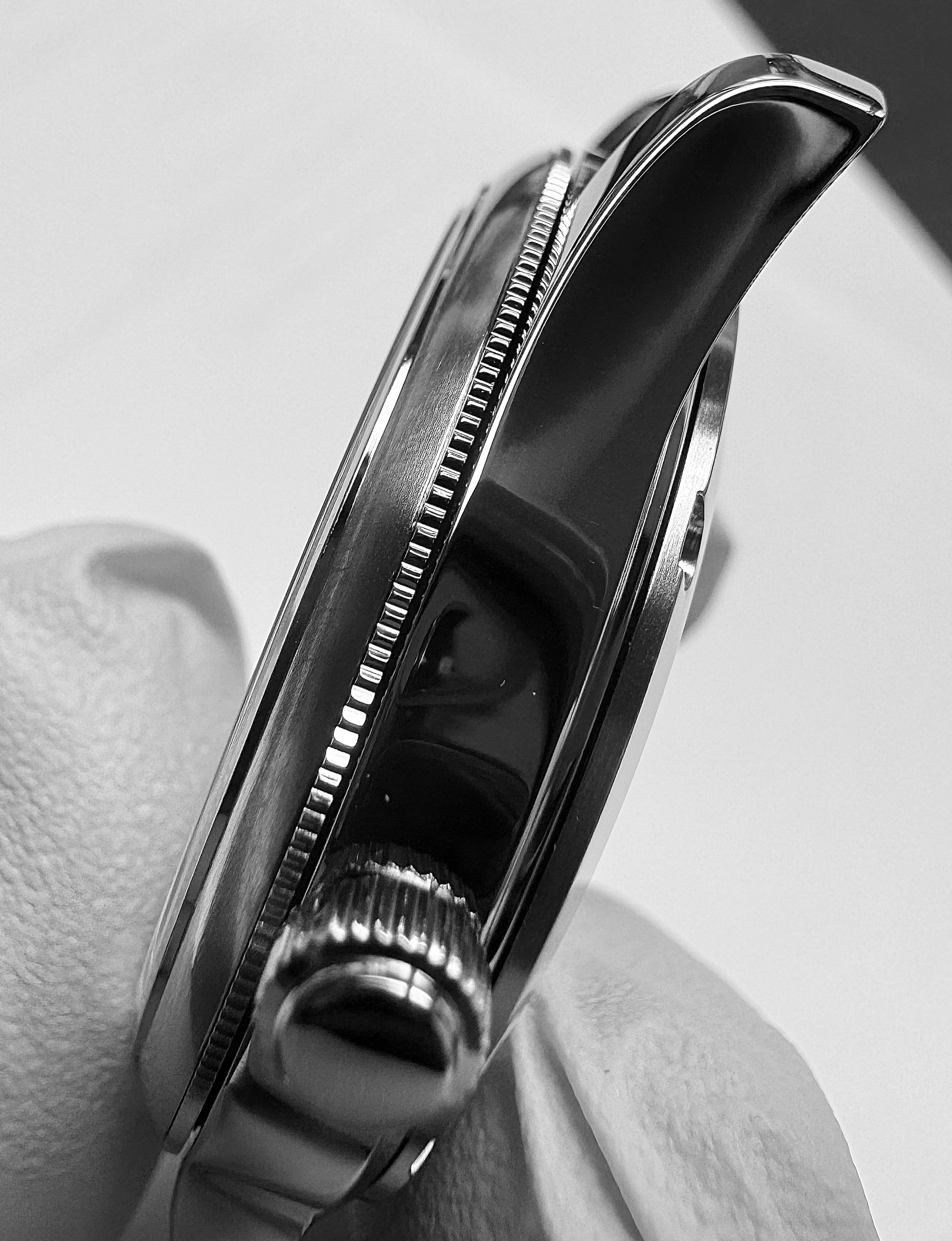 37mm / polished + brushed / Coined edge bezel